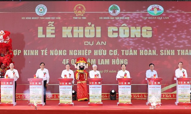 Đại biểu tham gia nhấn n&uacute;t khởi c&ocirc;ng dự &aacute;n (Ảnh BHT)
