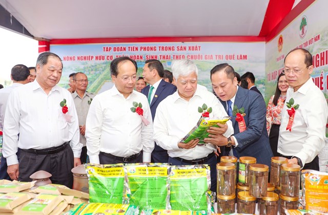 C&aacute;c đại biểu tham quan c&aacute;c sản phẩm trưng b&agrave;y của tập đo&agrave;n Quế L&acirc;m (Ảnh BHT)