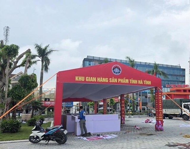 C&aacute;c gian h&agrave;ng chuẩn bị trưng b&agrave;y c&aacute;c sản phẩm ti&ecirc;u biểu tại Đại hội Đảng bộ tỉnh H&agrave; Tĩnh