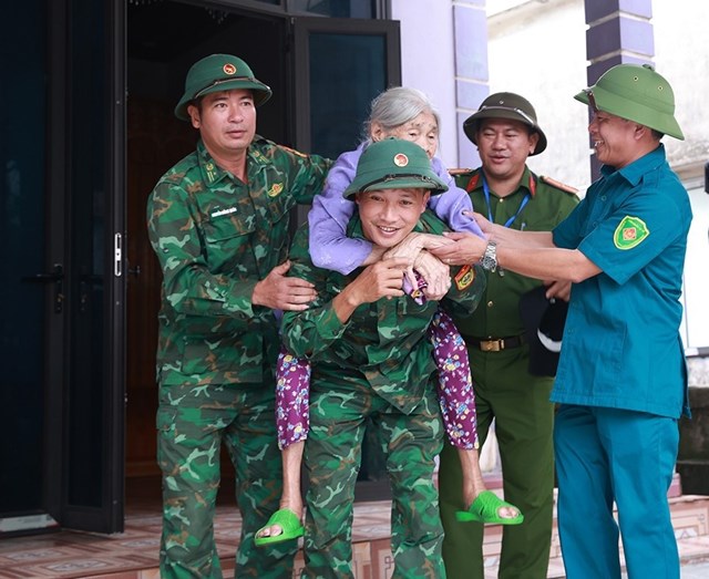 Lực lượng chức năng đang t&iacute;ch cực sơ t&aacute;n người d&acirc;n đến nơi an to&agrave;n
