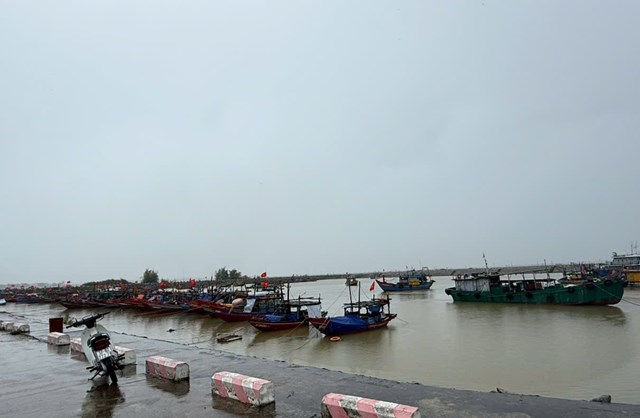 T&agrave;u thuyền đ&atilde; được đưa v&agrave;o bờ tr&uacute; ẩn an to&agrave;n