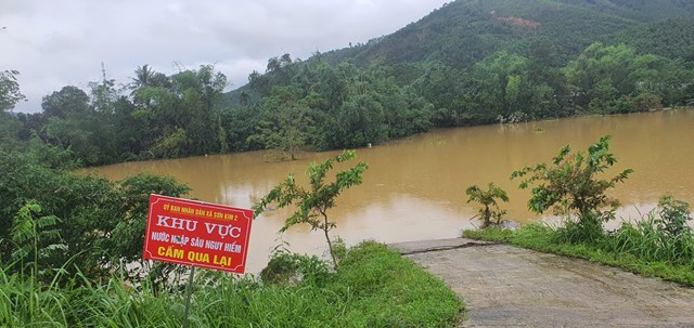 Nước s&ocirc;ng Ng&agrave;n Phố d&acirc;ng l&ecirc;n cao, l&agrave;m ngập một số tuyến đường d&acirc;n sinh, ch&iacute;nh quyền địa phương x&atilde; Sơn Kim 2 phải cắm biển cảnh b&aacute;o người d&acirc;n, tr&aacute;nh để xảy ra những tai nạn đ&aacute;ng tiếc xảy ra.