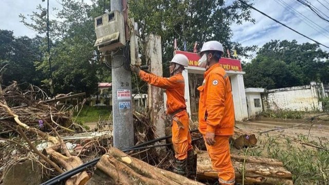 H&agrave;ng trăm c&aacute;n bộ điện lực từ&nbsp;Tổng C&ocirc;ng ty Điện lực miền Bắc (EVNNPC), Tổng C&ocirc;ng ty Điện lực miền Trung (EVNCPC) được huy động&nbsp;gi&uacute;p C&ocirc;ng ty Điện lực H&agrave; Tĩnh kh&ocirc;i phục lại to&agrave;n bộ lưới điện bị thiệt hại. &nbsp;