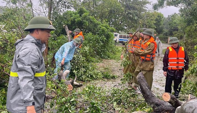 Huy động tối đa lực lượng để dọn dẹp, khắc phục sau mưa b&atilde;o sớm đảm bảo cuộc sống của người d&acirc;n