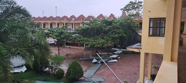 Nhiều trường học tr&ecirc;n địa b&agrave;n tỉnh bị thiệt hại nặng nề