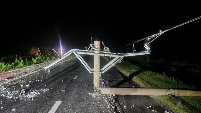Nhiều cột điện đổ ng&atilde; do b&atilde;o số 10 g&acirc;y mất điện tr&ecirc;n diện rộng
