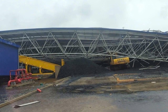 To&agrave;n bộ hệ thống m&aacute;i kho than của Nh&agrave; m&aacute;y Nhiệt điện Vũng &Aacute;ng 2 bị b&atilde;o đ&aacute;nh đổ sập