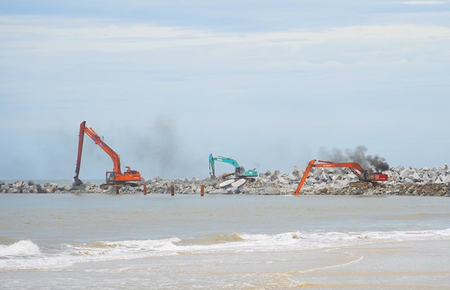 Sau b&atilde;o c&aacute;c đơn vị&nbsp;thi c&ocirc;ng sửa&nbsp;chữa đ&ecirc; chắn s&oacute;ng, chắn c&aacute;t tại Dự &aacute;n Khu bến cảng Mỹ Thủy&nbsp;