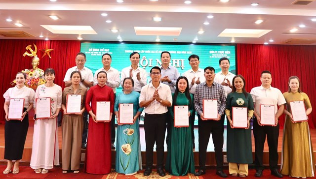 Trao bi&ecirc;n bản ghi nhớ hợp t&aacute;c kinh doanh giữa c&aacute;c đơn vị.