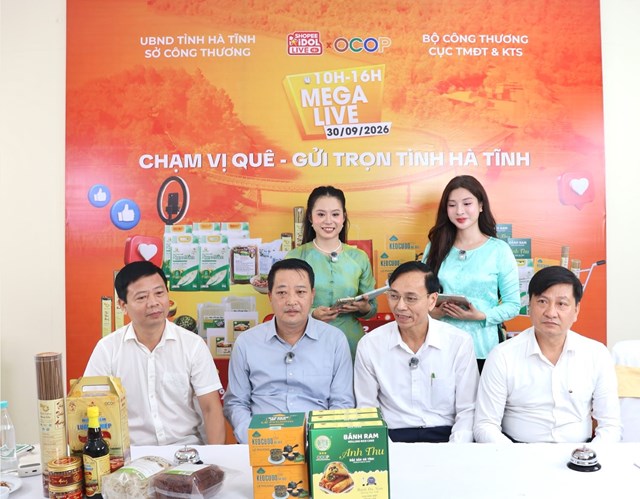 C&aacute;c đại biểu&nbsp;trực tiếp tham gia livestream quảng b&aacute; sản phẩm H&agrave; Tĩnh tr&ecirc;n nền tảng thương mại điện tử