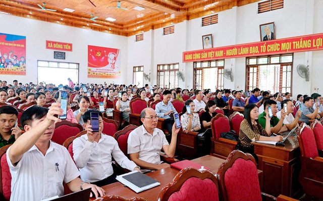 Người d&acirc;n được hướng dẫn c&agrave;i đặt v&agrave; sử dụng i-HaTinh