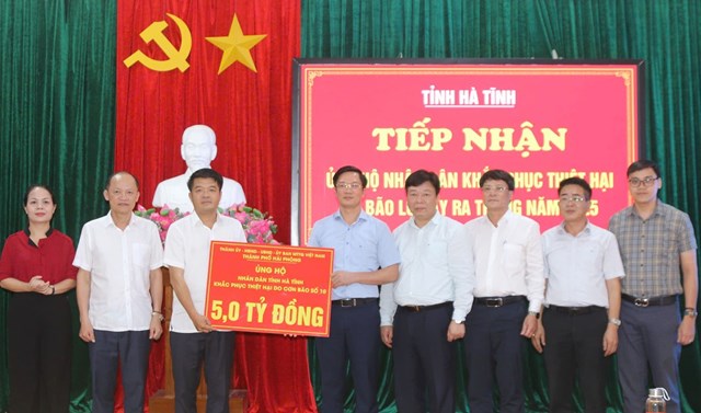 Hải Ph&ograve;ng trao tặng 5 tỷ đồng cho H&agrave; Tĩnh, &ocirc;ng Phạm Văn Lập &ndash; Ph&oacute; B&iacute; thư Th&agrave;nh ủy, Chủ tịch Ủy ban MTTQ Việt Nam th&agrave;nh phố Hải Ph&ograve;ng &ndash; b&agrave;y tỏ sự cảm th&ocirc;ng s&acirc;u sắc trước những mất m&aacute;t, thiệt hại m&agrave; người d&acirc;n H&agrave; Tĩnh phải g&aacute;nh chịu.&nbsp;