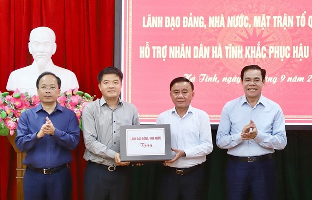&Ocirc;ng Trần Cẩm T&uacute; &ndash; Ủy vi&ecirc;n Bộ Ch&iacute;nh trị, Thường trực Ban B&iacute; thư đ&atilde; ủng hộ nh&acirc;n d&acirc;n H&agrave; Tĩnh khắc phục hậu quả thi&ecirc;n tai