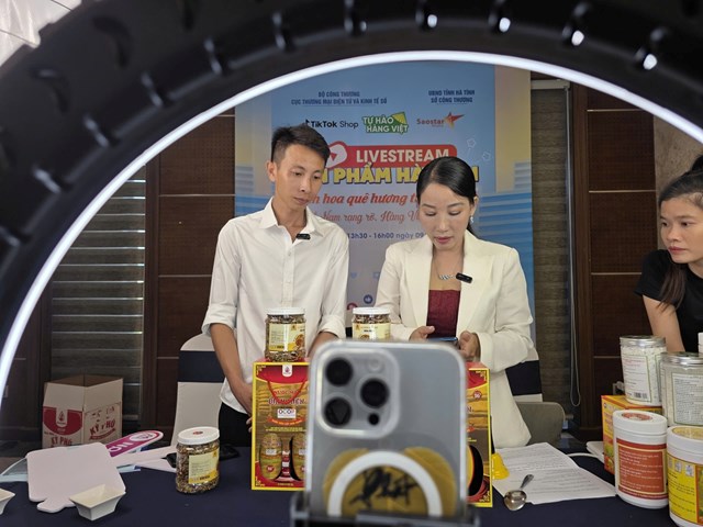Được thực h&agrave;nh&nbsp;livestream trực tiếp ngay tại buổi tập huấn&nbsp;