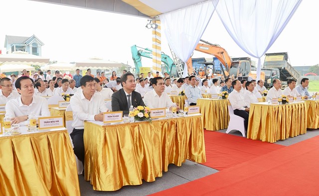 C&aacute;c đại biểu tham dự lễ khởi c&ocirc;ng dự &aacute;n