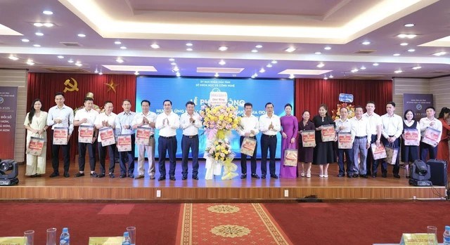 L&atilde;nh đạo tỉnh v&agrave; c&aacute;c sở, ng&agrave;nh tặng hoa ch&uacute;c mừng c&aacute;c doanh nghiệp ti&ecirc;u biểu&nbsp;
