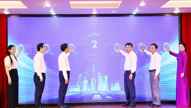 C&aacute;c đại biểu thực hiện nhấn n&uacute;t hưởng ứng Ng&agrave;y Chuyển đổi số quốc gia.
