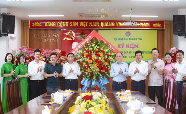 L&atilde;nh đạo tỉnh H&agrave; Tĩnh tặng hoa ch&uacute;c mừng Hội N&ocirc;ng d&acirc;n