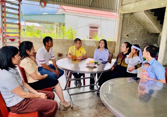 Đại diện Quỹ Thiện T&acirc;m đến nh&agrave; thăm hỏi, động vi&ecirc;n gia đ&igrave;nh c&oacute; người tử vong