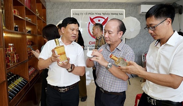 Rượu nhung hươu Chiến Sơn của C&ocirc;ng ty Cổ phần N&ocirc;ng nghiệp Hương Sơn (x&atilde; Kim Hoa) được đề xuất đ&aacute;nh gi&aacute; 4 sao