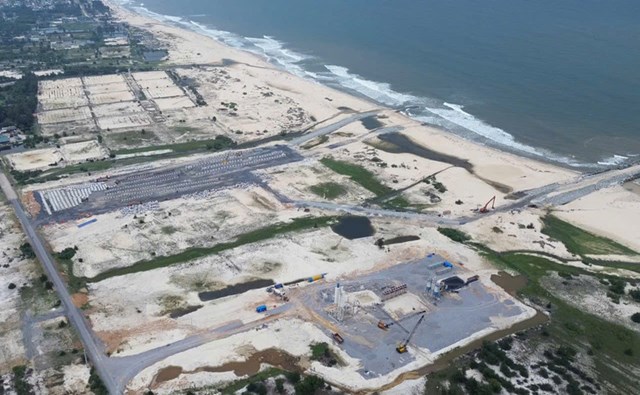 Hình ảnh bến cảng Mỹ Thủy đang được đầu tư, xây dựng