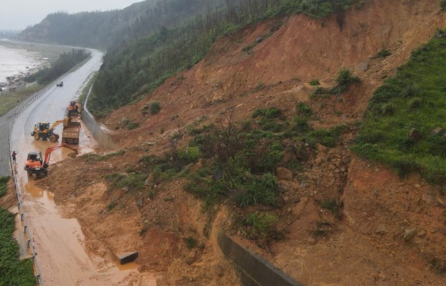 Tuyến đường ven biển nối x&atilde; Kỳ Khang với phường Hải Ninh bị &aacute;ch tắc