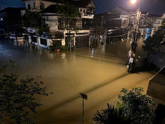 Mưa lớn k&eacute;o dại khiến cho nhiều ng&ocirc;i nh&agrave; bị nhấn ch&igrave;m