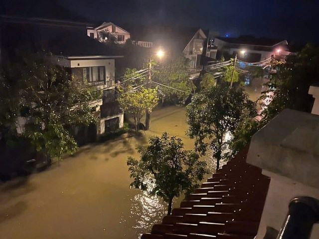 Nhiều tuyến phố bị nước lũ nhấn ch&igrave;m