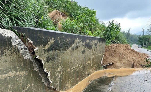 Tại tuyến đường quốc ph&ograve;ng ven biển bị sạt lở