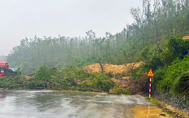 Tại n&uacute;i Đ&aacute; Bờm, phường Vũng &Aacute;ng h&agrave;ng ngh&igrave;n khối đất đ&aacute;&nbsp;bị tr&ocirc;i xuống, khiến giao th&ocirc;ng tại khu vực n&agrave;y t&ecirc; liệt