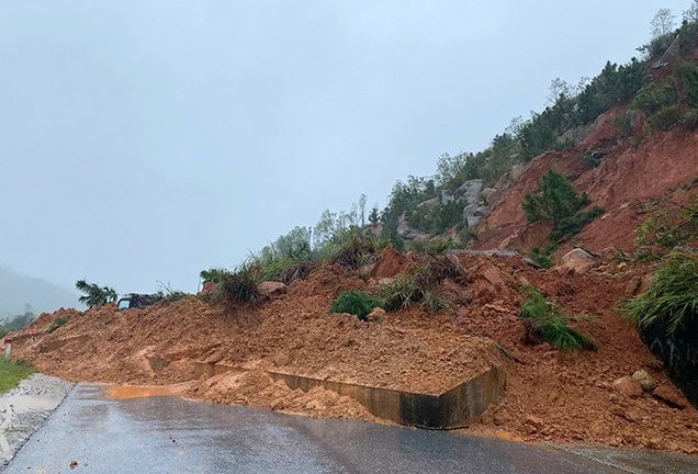 Mưa lớn g&acirc;y sạt lở nghi&ecirc;m trọng khiến nhiều tuyến đường bị &aacute;ch tắc