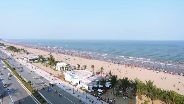 B&atilde;i biển Sầm Sơn h&agrave;ng năm thu h&uacute;t h&agrave;ng triệu lượt kh&aacute;ch du lịch từ trong v&agrave; ngo&agrave;i nước