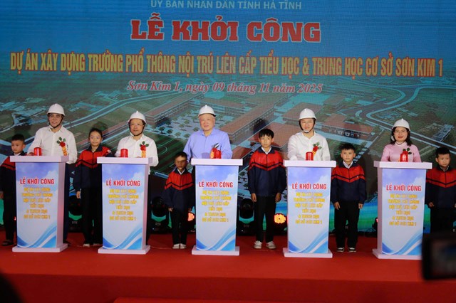 Ph&oacute; Thủ tướng&nbsp; Thường trực Ch&iacute;nh phủ Nguyễn H&ograve;a B&igrave;nh c&ugrave;ng c&aacute;c đại biểu ấn n&uacute;t khởi c&ocirc;ng Trường Phổ th&ocirc;ng nội tr&uacute; li&ecirc;n cấp Tiểu học v&agrave; THCS Sơn Kim 1.