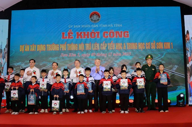 Trao qu&agrave; cho c&aacute;c em học sinh x&atilde; Sơn Kim 1