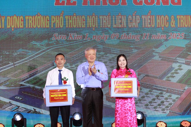 Ph&oacute; Thủ tướng Thường trực Ch&iacute;nh phủ Nguyễn H&ograve;a B&igrave;nh trao qu&agrave; cho Trường Tiểu học Sơn Kim 1 v&agrave; Trường THCS Sơn Kim.