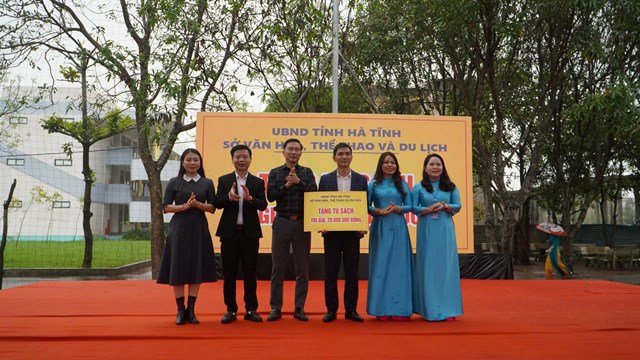 Sở VH-TT&amp;DL trao tặng biểu trưng tủ s&aacute;ch gần 200 đầu s&aacute;ch trị gi&aacute; 20 triệu đồng