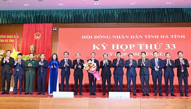 C&aacute;c l&atilde;nh đạo tỉnh ch&uacute;c mừng &ocirc;ng&nbsp;Phan Thi&ecirc;n Định &ndash; Ph&oacute; B&iacute; thư Tỉnh ủy giữ chức Chủ tịch UBND tỉnh H&agrave; Tĩnh