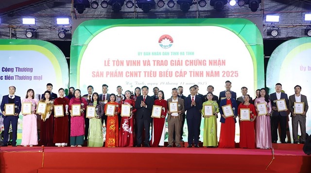 UBND tỉnh H&agrave; Tĩnh đ&atilde; trao chứng nhận v&agrave; t&ocirc;n vinh 39 sản phẩm/bộ sản phẩm c&ocirc;ng nghiệp n&ocirc;ng th&ocirc;n ti&ecirc;u biểu cấp tỉnh năm 2025