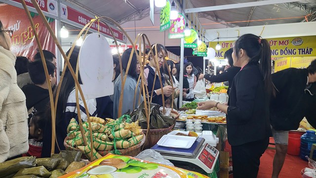 Những loại b&aacute;nh đặc sản ở miền T&acirc;y cũng được trang tr&iacute; đẹp mắt, m&ugrave;i thơm hấp dẫn thực kh&aacute;ch&nbsp;