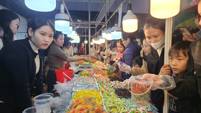 Những loại kẹo dẻo, đồ ăn vặt thu h&uacute;t giới trẻ đến mua sắm