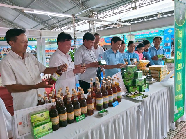 C&aacute;c sản phẩm được trưng b&agrave;y tại hội chợ, được kh&aacute;ch h&agrave;ng tin tưởng lựa chọn