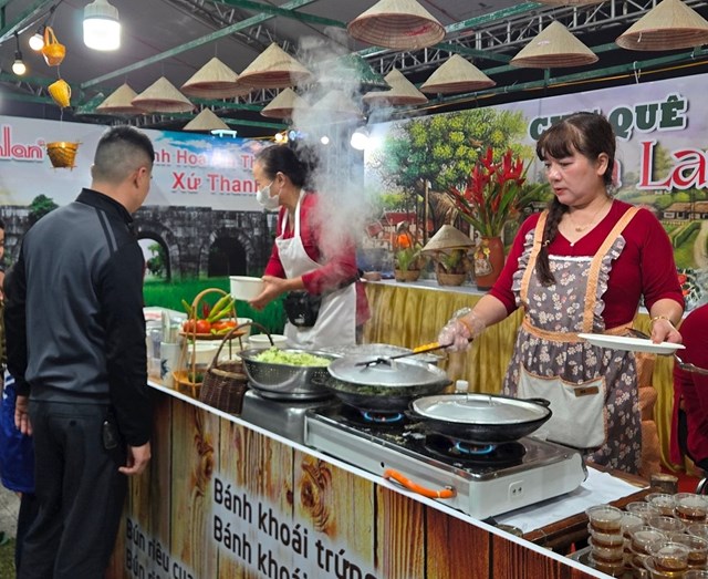 C&aacute;c thực phẩm được chế biến ngay tại c&aacute;c gian h&agrave;ng