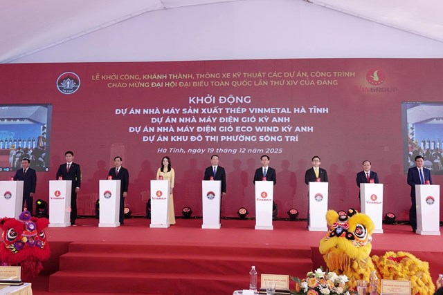 C&aacute;i đại biểu ấn n&uacute;t khởi động 4 dự &aacute;n cuat Tập đo&agrave;n Vingroup