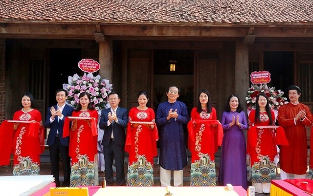 Lễ cắt băng kh&aacute;nh th&agrave;nh cuốn Truyện Kiều viết bằng thư ph&aacute;p