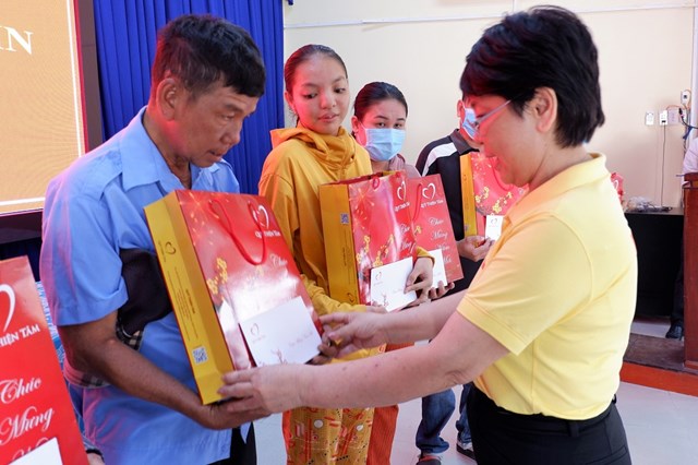 Gần 7000 suất qu&agrave; của Tập đo&agrave;n Vingroup trao cho b&agrave; con H&agrave; Tĩnh ăn Tết