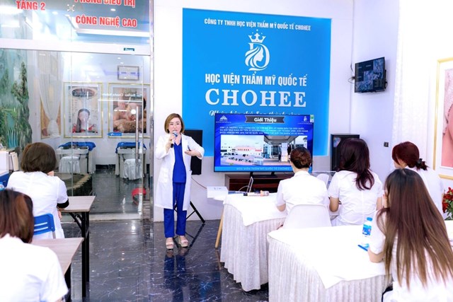 B&agrave; Mai Phương Chohee&nbsp; - Gi&aacute;m đốc Học viện Thẩm mỹ Quốc tế CHOHEE&nbsp; trong buổi đ&agrave;o tạo học vi&ecirc;n