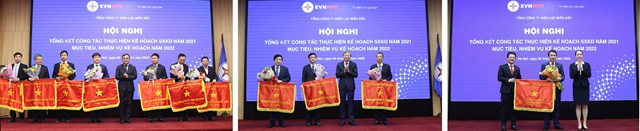 Tại Hội nghị tổng kết năm 2021 đ&atilde; trao giải cho c&aacute;c c&aacute; nh&acirc;n v&agrave; tập thể c&oacute; đ&oacute;ng g&oacute;p trong hoạt động SXKD của Tổng c&ocirc;ng ty