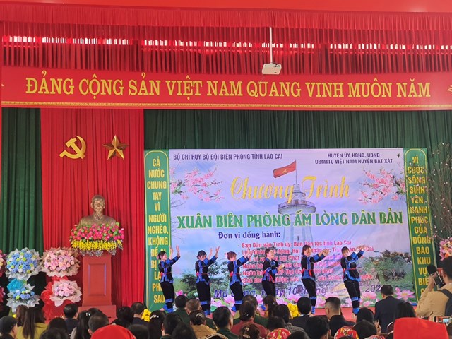 L&#224;o Cai: Ấm &#225;p Chương tr&#236;nh &quot;Xu&#226;n bi&#234;n ph&#242;ng ấm l&#242;ng d&#226;n bản&quot; nh&#226;n dịp Tết Nguy&#234;n đ&#225;n Gi&#225;p Th&#236;n 2024 - Ảnh 2