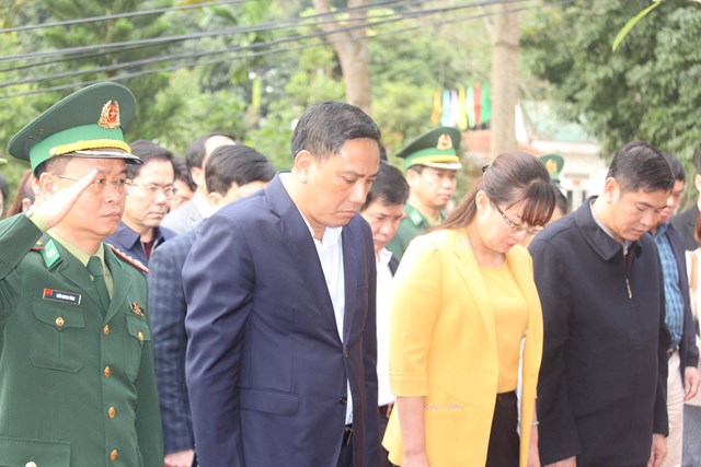 Từ b&ecirc;n tr&aacute;i sang: Đại t&aacute; Trần Quang T&ugrave;ng, B&iacute; thư Đảng ủy, Ch&iacute;nh ủy BĐBP -&nbsp;Đồng ch&iacute; Ho&agrave;ng Giang - Ph&oacute; B&iacute; thư Tỉnh uỷ L&agrave;o Cai - Đồng ch&iacute; Gi&agrave;ng Thị Dung, Tỉnh uỷ vi&ecirc;n, Ph&oacute; Chủ tịch UBND tỉnh L&agrave;o Cai -&nbsp;Đồng ch&iacute; Nguyễn Trung Triều, Tỉnh uỷ vi&ecirc;n, B&iacute; thư Huyện uỷ B&aacute;t X&aacute;t