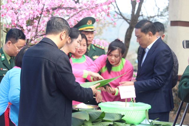 L&#224;o Cai: Ấm &#225;p Chương tr&#236;nh &quot;Xu&#226;n bi&#234;n ph&#242;ng ấm l&#242;ng d&#226;n bản&quot; nh&#226;n dịp Tết Nguy&#234;n đ&#225;n Gi&#225;p Th&#236;n 2024 - Ảnh 9